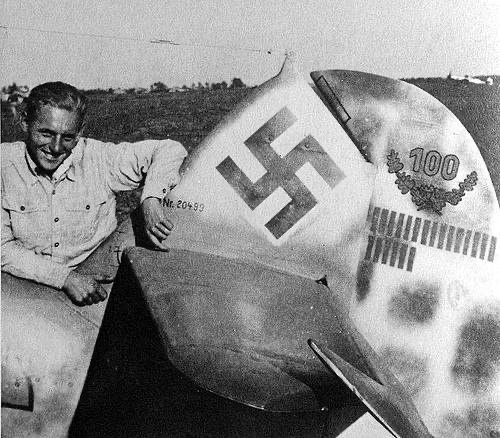 Hartmann an der Bf 109 mit Abschussmarkierungen am Leitwerk (u. a. 100).