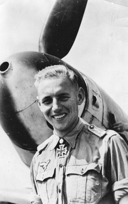 Erich Hartmann mit Ritterkreuz vor seiner Bf 109