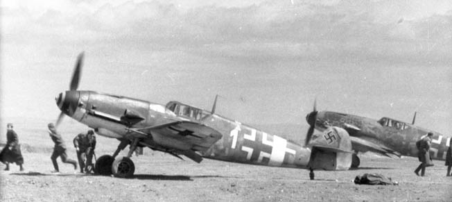 JG 52, Ostfront: Startvorbereitung, Bodenpersonal entfernt Bremsklötze.